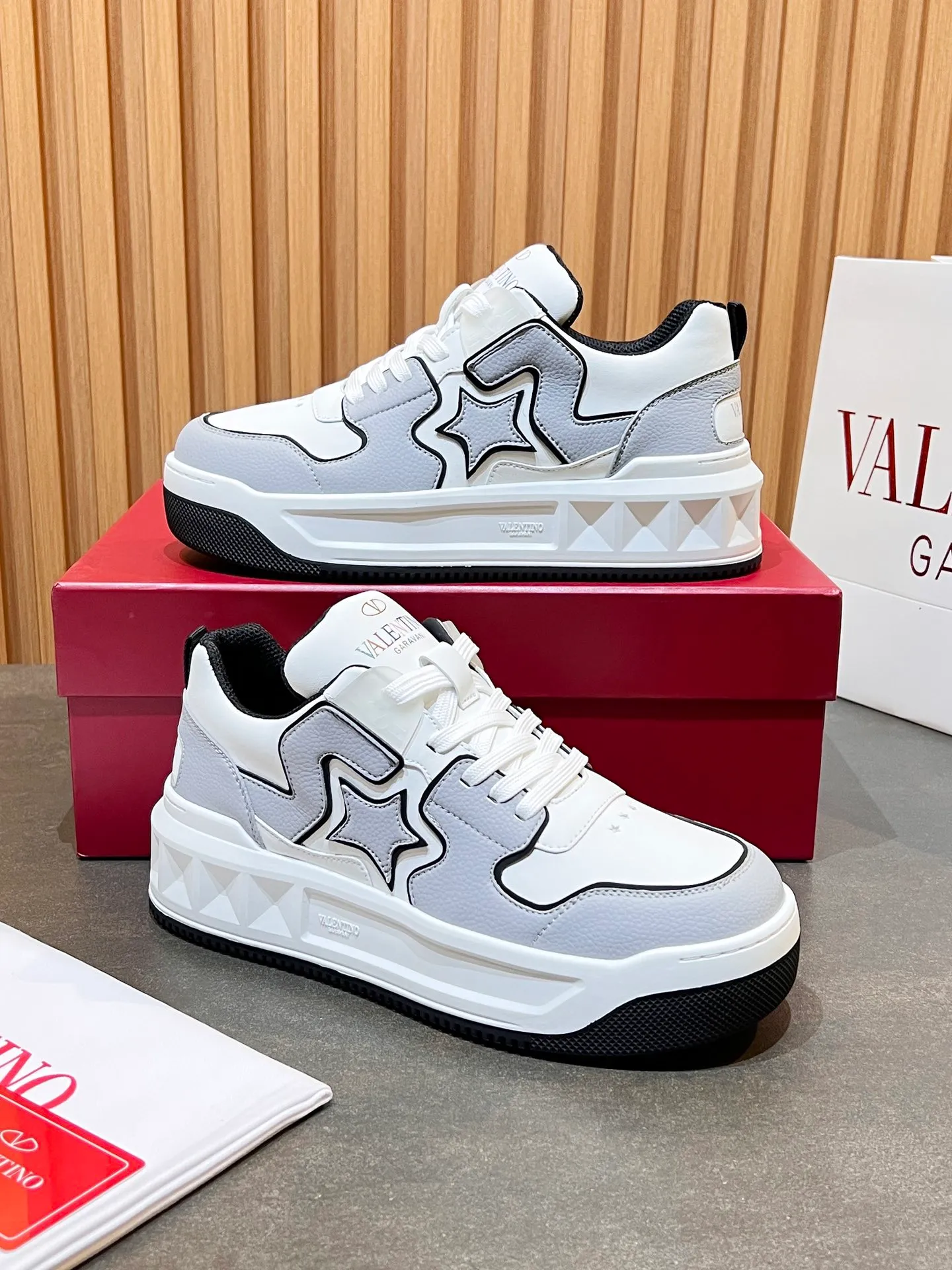 👟👟Ex-factory price 660👟👟 𝑽𝒂𝒍𝒆𝒏𝒕𝒊𝒏𝒐Valentino 𝑶𝒏𝒆𝑺𝒕𝒖𝒅 Couple casual sports shoes series Valentino 2024 new couple sports shoes are on sale. The original ZP was purchased and dismantled. Repeated pattern making and modification. I tried my best to restore it one to one! Top luxury masterpiece Signature five-pointed star design Soft and comfortable genuine leather with contrasting colors brings excellent and elegant texture and excellent on-foot comfort Top purchasing version upper: imported calfskin surface/original oil edge craftsmanship Outsole: original development 𝐓𝐏𝐔 two-color combination outsole Packaging: original configuration complete package Code number: 34-𝟒𝟓